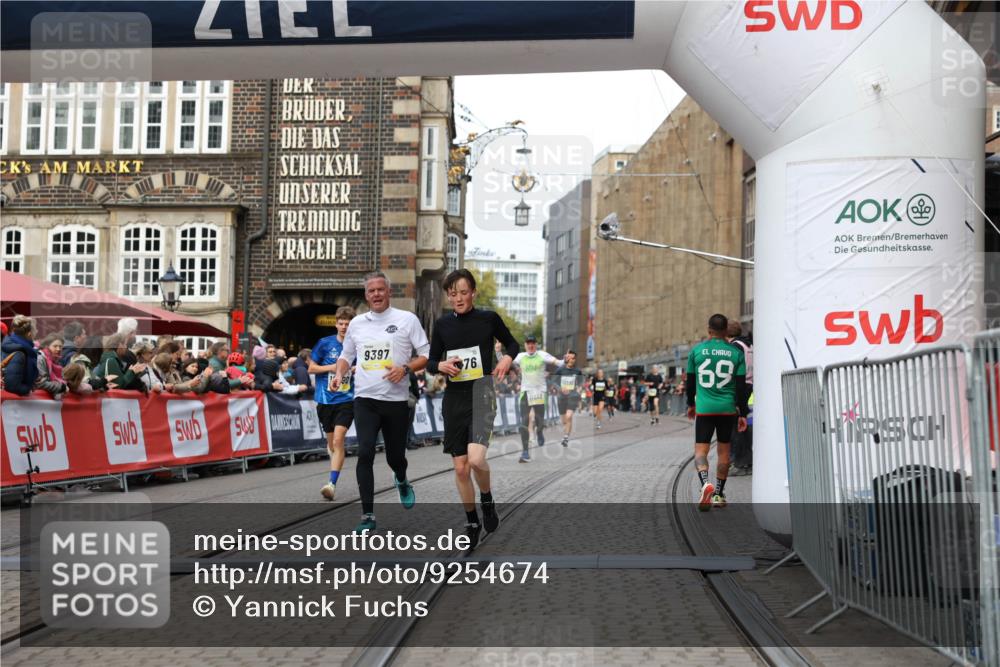 05.10.2025 - 20. swb-Marathon Bremen Yannick Fuchs http://msf.ph/oto/9254674 05.10.2025 10:46:05 Ziel 9285, 9397, 9876, 10090, 10773, 11617 meine-sportfotos.de
