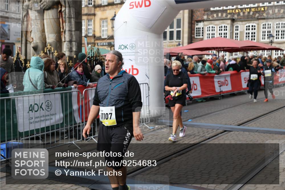 05.10.2025 - 20. swb-Marathon Bremen Yannick Fuchs http://msf.ph/oto/9254683 05.10.2025 11:15:14 Ziel 10496, 10647, 10984, 11107, 11635 meine-sportfotos.de