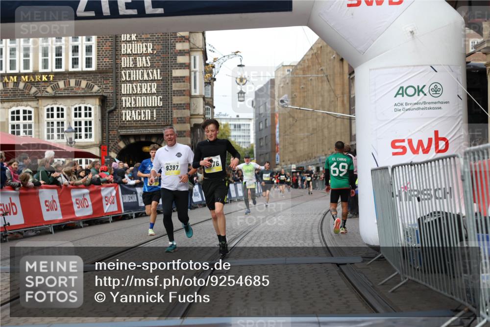 05.10.2025 - 20. swb-Marathon Bremen Yannick Fuchs http://msf.ph/oto/9254685 05.10.2025 10:46:05 Ziel 9285, 9397, 9876, 10090, 10773, 11617 meine-sportfotos.de