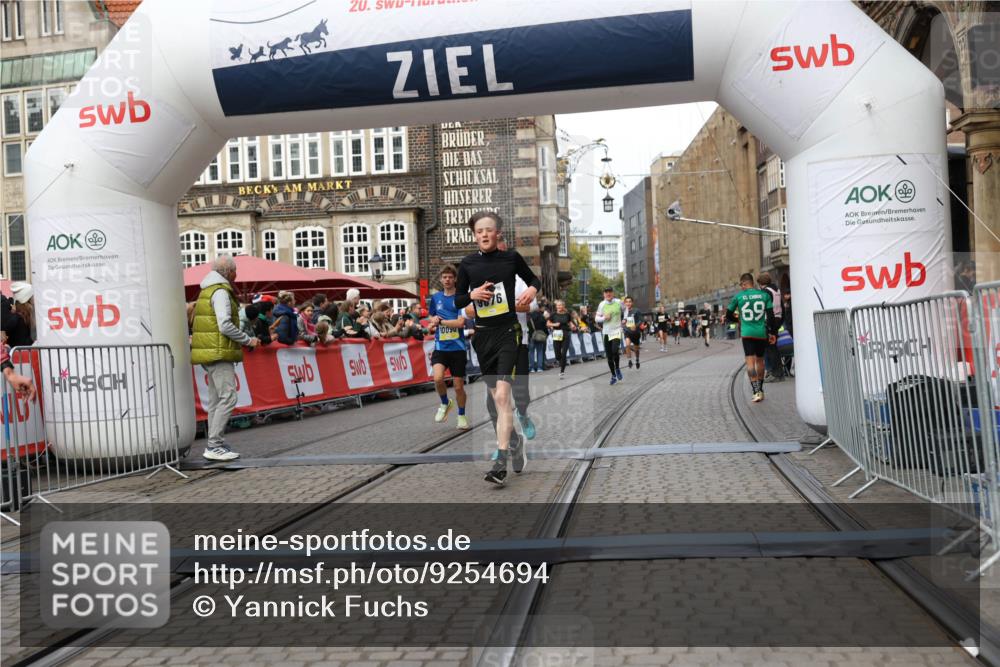 05.10.2025 - 20. swb-Marathon Bremen Yannick Fuchs http://msf.ph/oto/9254694 05.10.2025 10:46:06 Ziel 9285, 9397, 9500, 9876, 10090, 10773, 11513, 11617 meine-sportfotos.de