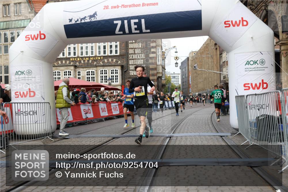 05.10.2025 - 20. swb-Marathon Bremen Yannick Fuchs http://msf.ph/oto/9254704 05.10.2025 10:46:06 Ziel 9285, 9397, 9500, 9876, 10090, 10773, 11513, 11617 meine-sportfotos.de