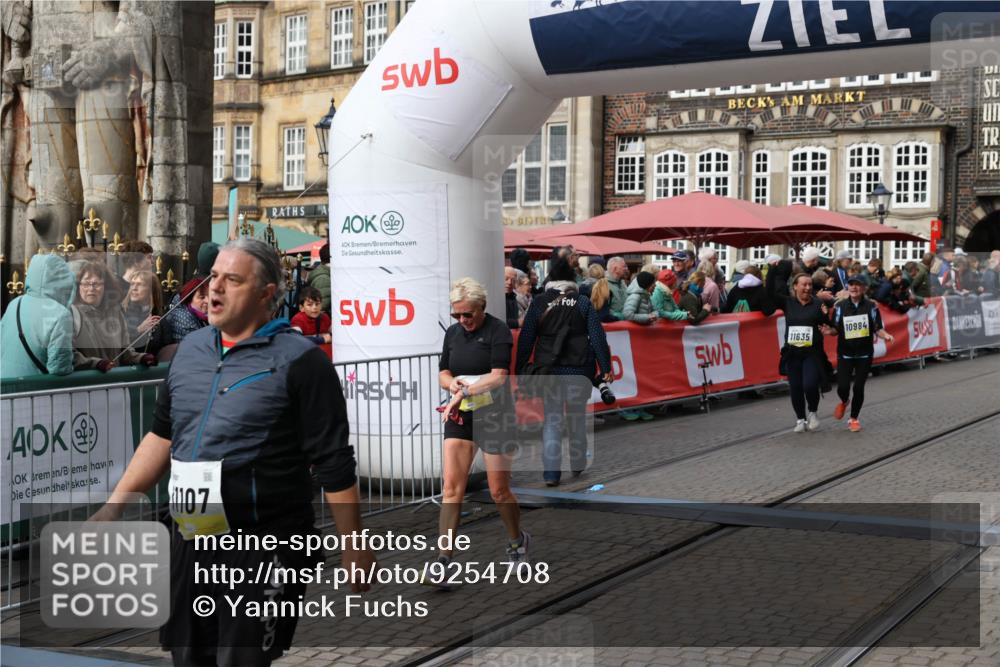 05.10.2025 - 20. swb-Marathon Bremen Yannick Fuchs http://msf.ph/oto/9254708 05.10.2025 11:15:15 Ziel 10496, 10647, 10984, 11107, 11635 meine-sportfotos.de