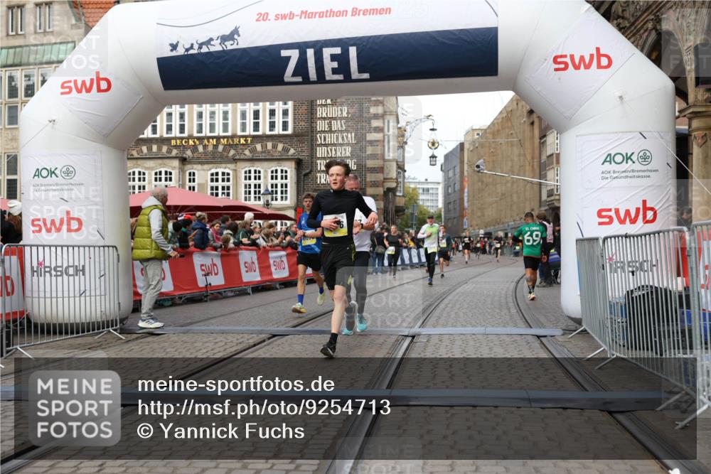 05.10.2025 - 20. swb-Marathon Bremen Yannick Fuchs http://msf.ph/oto/9254713 05.10.2025 10:46:06 Ziel 9285, 9397, 9500, 9876, 10090, 10773, 11513, 11617 meine-sportfotos.de