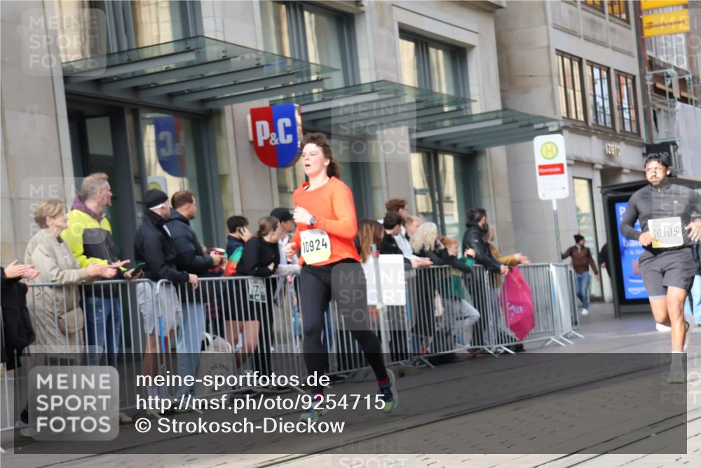 05.10.2025 - 20. swb-Marathon Bremen Strokosch-Dieckow http://msf.ph/oto/9254715 05.10.2025 10:56:41 Ziel 5172, 9231, 9314, 9451, 9577, 9669, 9797, 9937, 10069, 10105, 10145, 10293, 10397, 10545, 10867, 10917, 10924, 11138, 11168, 11202, 11274, 11434, 11435, 11566, 11675, 11686, 5172, 9231, 9314, 9451, 9577, 9669, 9797, 9937, 10069, 10105, 10145, 10293, 10397, 10545, 10867, 10917, 10924, 11138, 11168, 11202, 11274, 11434, 11435, 11566, 11675, 11686 meine-sportfotos.de