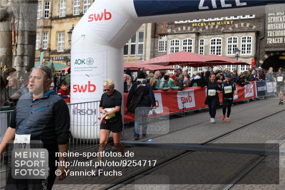 05.10.2025 - 20. swb-Marathon Bremen Yannick Fuchs http://msf.ph/oto/9254717 05.10.2025 11:15:15 Ziel 10496, 10647, 10984, 11107, 11635 meine-sportfotos.de