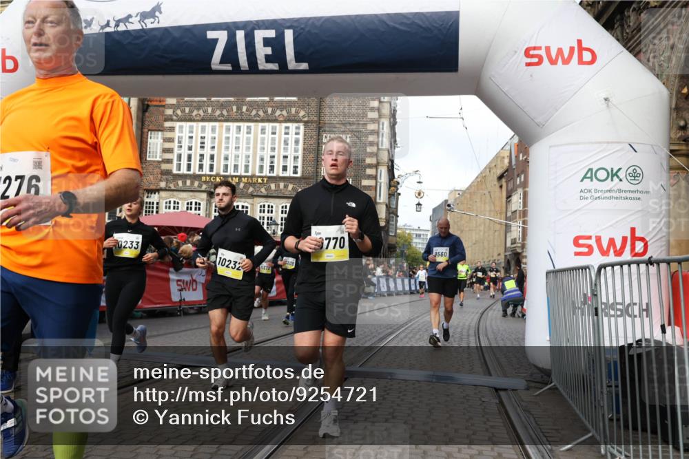05.10.2025 - 20. swb-Marathon Bremen Yannick Fuchs http://msf.ph/oto/9254721 05.10.2025 10:54:57 Ziel 8326, 9282, 9295, 9436, 9560, 9591, 9754, 9776, 10007, 10024, 10232, 10233, 10487, 10609, 10770, 11163, 11276, 11373 meine-sportfotos.de