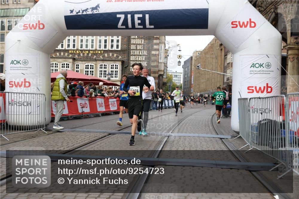 05.10.2025 - 20. swb-Marathon Bremen Yannick Fuchs http://msf.ph/oto/9254723 05.10.2025 10:46:06 Ziel 9285, 9397, 9500, 9876, 10090, 10773, 11513, 11617 meine-sportfotos.de