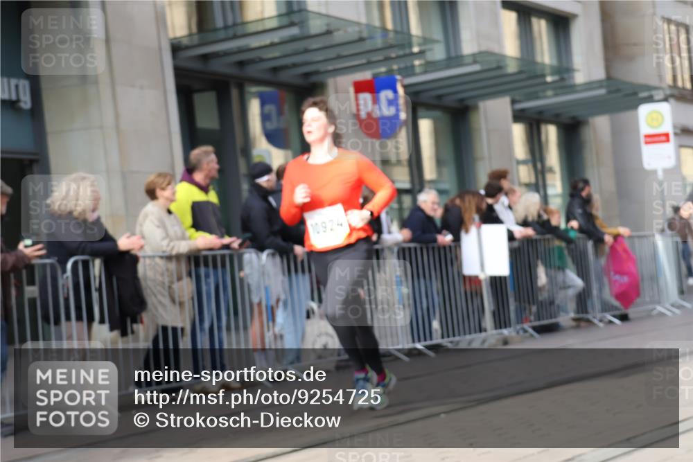 05.10.2025 - 20. swb-Marathon Bremen Strokosch-Dieckow http://msf.ph/oto/9254725 05.10.2025 10:56:41 Ziel 5172, 9231, 9314, 9451, 9577, 9669, 9797, 9937, 10069, 10105, 10145, 10293, 10397, 10545, 10867, 10917, 10924, 11138, 11168, 11202, 11274, 11434, 11435, 11566, 11675, 11686, 5172, 9231, 9314, 9451, 9577, 9669, 9797, 9937, 10069, 10105, 10145, 10293, 10397, 10545, 10867, 10917, 10924, 11138, 11168, 11202, 11274, 11434, 11435, 11566, 11675, 11686 meine-sportfotos.de