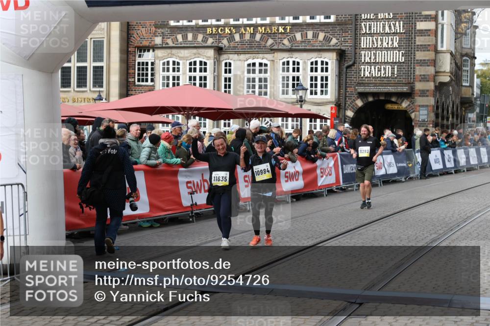 05.10.2025 - 20. swb-Marathon Bremen Yannick Fuchs http://msf.ph/oto/9254726 05.10.2025 11:15:15 Ziel 10496, 10647, 10984, 11107, 11635 meine-sportfotos.de