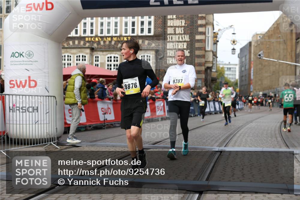 05.10.2025 - 20. swb-Marathon Bremen Yannick Fuchs http://msf.ph/oto/9254736 05.10.2025 10:46:06 Ziel 9285, 9397, 9500, 9876, 10090, 10773, 11513, 11617 meine-sportfotos.de