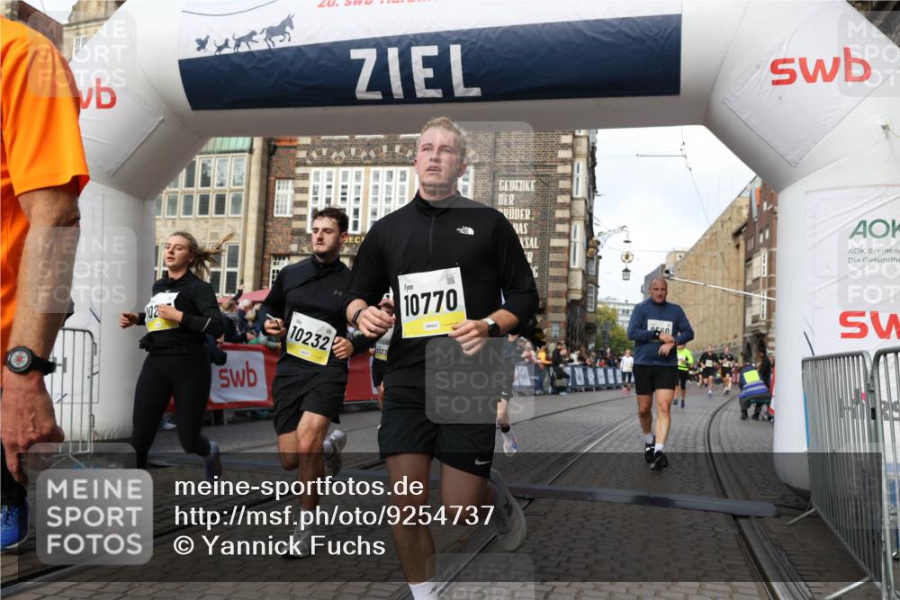 05.10.2025 - 20. swb-Marathon Bremen Yannick Fuchs http://msf.ph/oto/9254737 05.10.2025 10:54:58 Ziel 8326, 9282, 9295, 9436, 9560, 9591, 9754, 9776, 10024, 10232, 10233, 10487, 10609, 10770, 11163, 11276, 11373 meine-sportfotos.de