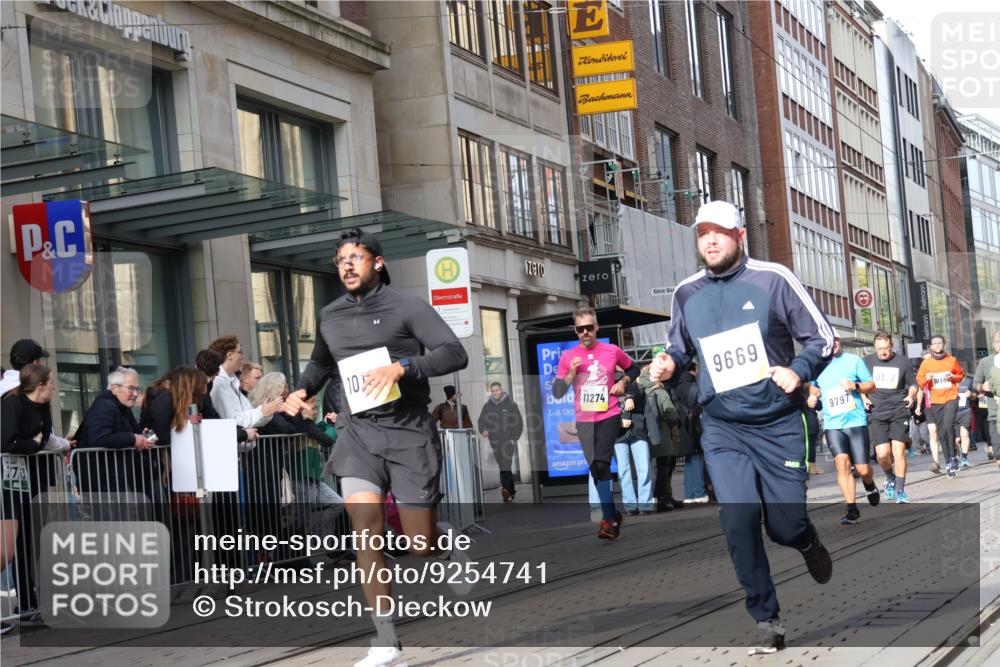 05.10.2025 - 20. swb-Marathon Bremen Strokosch-Dieckow http://msf.ph/oto/9254741 05.10.2025 10:56:42 Ziel 5172, 9231, 9314, 9451, 9577, 9669, 9797, 9937, 10069, 10105, 10145, 10293, 10397, 10545, 10867, 10917, 10924, 11138, 11168, 11202, 11274, 11434, 11435, 11566, 11686, 5172, 9231, 9314, 9451, 9577, 9669, 9797, 9937, 10069, 10105, 10145, 10293, 10397, 10545, 10867, 10917, 10924, 11138, 11168, 11202, 11274, 11434, 11435, 11566, 11686 meine-sportfotos.de