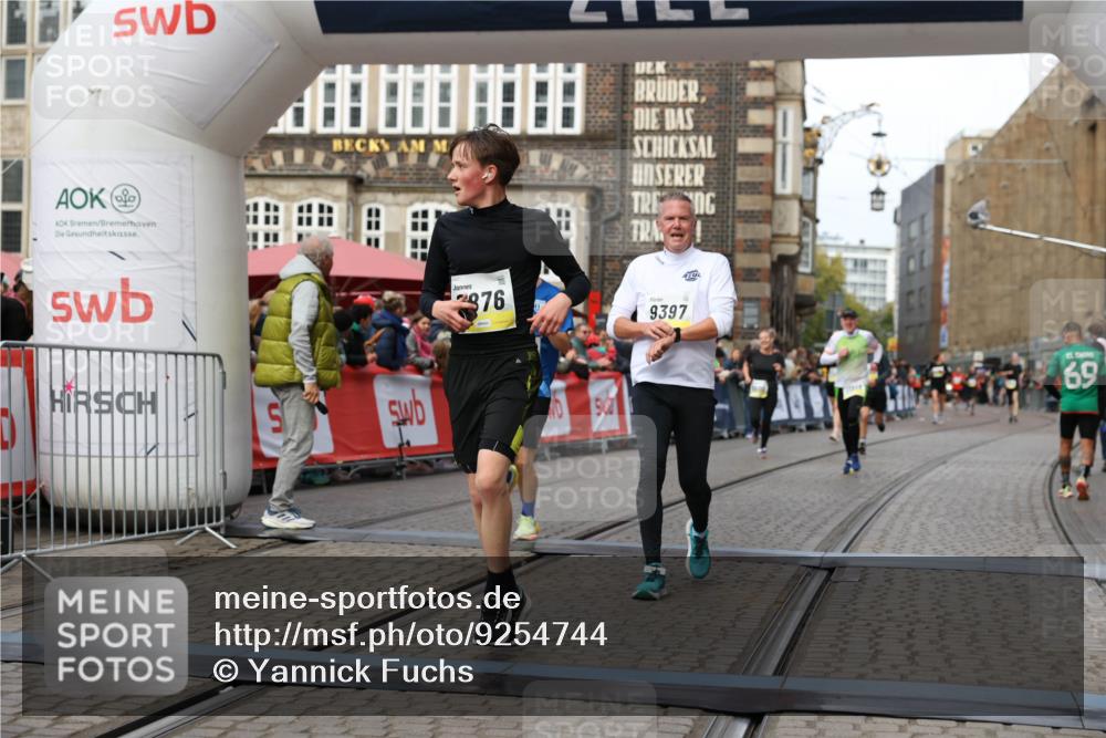 05.10.2025 - 20. swb-Marathon Bremen Yannick Fuchs http://msf.ph/oto/9254744 05.10.2025 10:46:07 Ziel 9397, 9500, 9876, 10090, 10688, 10773, 11513, 11617 meine-sportfotos.de
