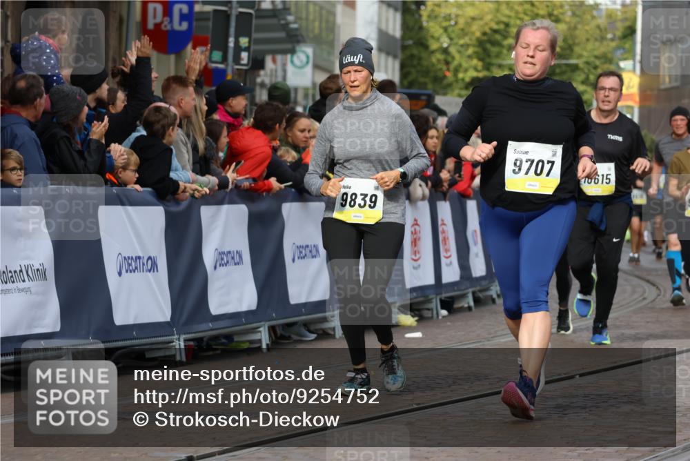 05.10.2025 - 20. swb-Marathon Bremen Strokosch-Dieckow http://msf.ph/oto/9254752 05.10.2025 11:02:25 Ziel 9468, 9647, 9707, 9802, 9839, 10093, 10194, 10615, 10982, 10983, 11110, 11386, 11537, 11538, 11711 meine-sportfotos.de