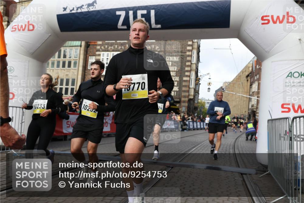 05.10.2025 - 20. swb-Marathon Bremen Yannick Fuchs http://msf.ph/oto/9254753 05.10.2025 10:54:58 Ziel 8326, 9282, 9295, 9436, 9560, 9591, 9754, 9776, 10024, 10232, 10233, 10487, 10609, 10770, 11163, 11276, 11373 meine-sportfotos.de