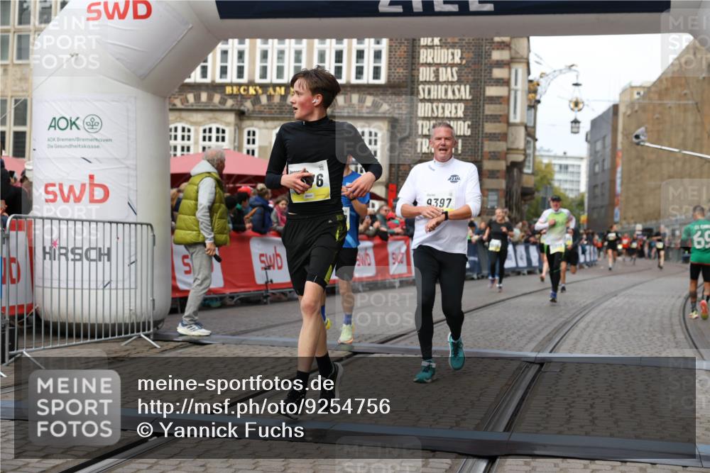 05.10.2025 - 20. swb-Marathon Bremen Yannick Fuchs http://msf.ph/oto/9254756 05.10.2025 10:46:07 Ziel 9397, 9500, 9876, 10090, 10688, 10773, 11513, 11617 meine-sportfotos.de