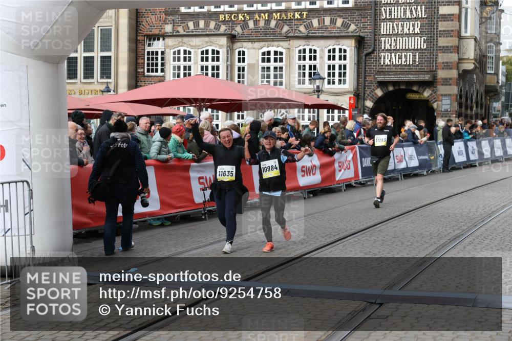 05.10.2025 - 20. swb-Marathon Bremen Yannick Fuchs http://msf.ph/oto/9254758 05.10.2025 11:15:16 Ziel 10647, 10984, 11107, 11293, 11635 meine-sportfotos.de