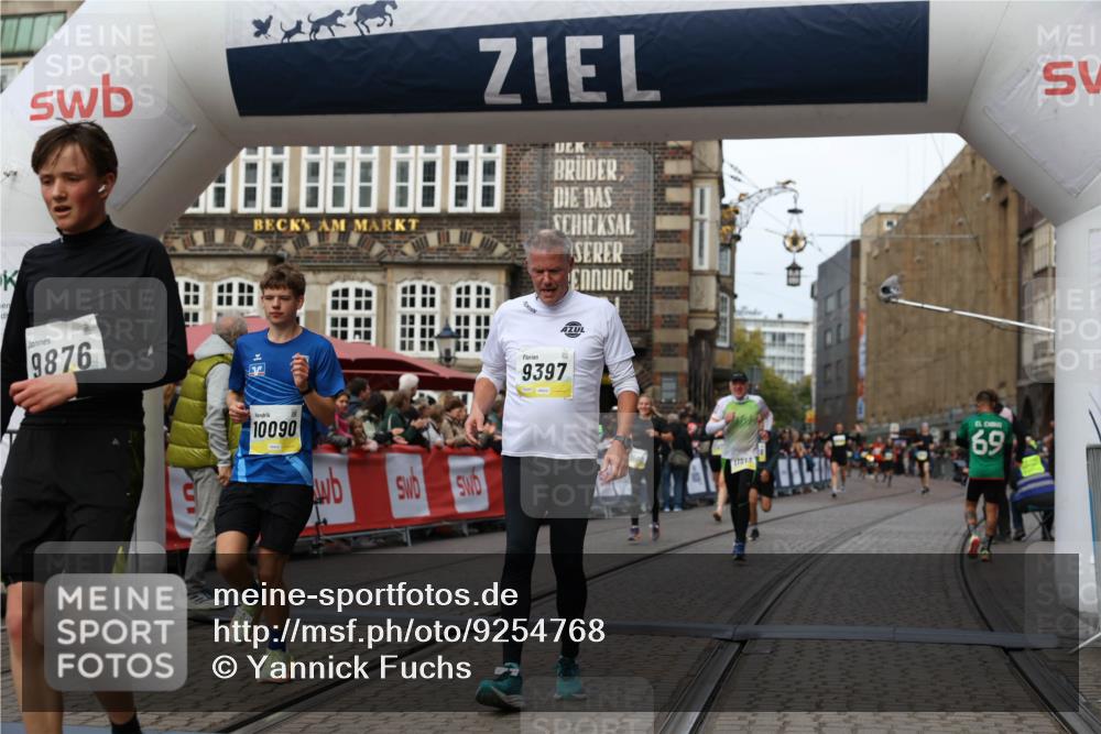 05.10.2025 - 20. swb-Marathon Bremen Yannick Fuchs http://msf.ph/oto/9254768 05.10.2025 10:46:07 Ziel 9397, 9500, 9876, 10090, 10688, 10773, 11513, 11617 meine-sportfotos.de