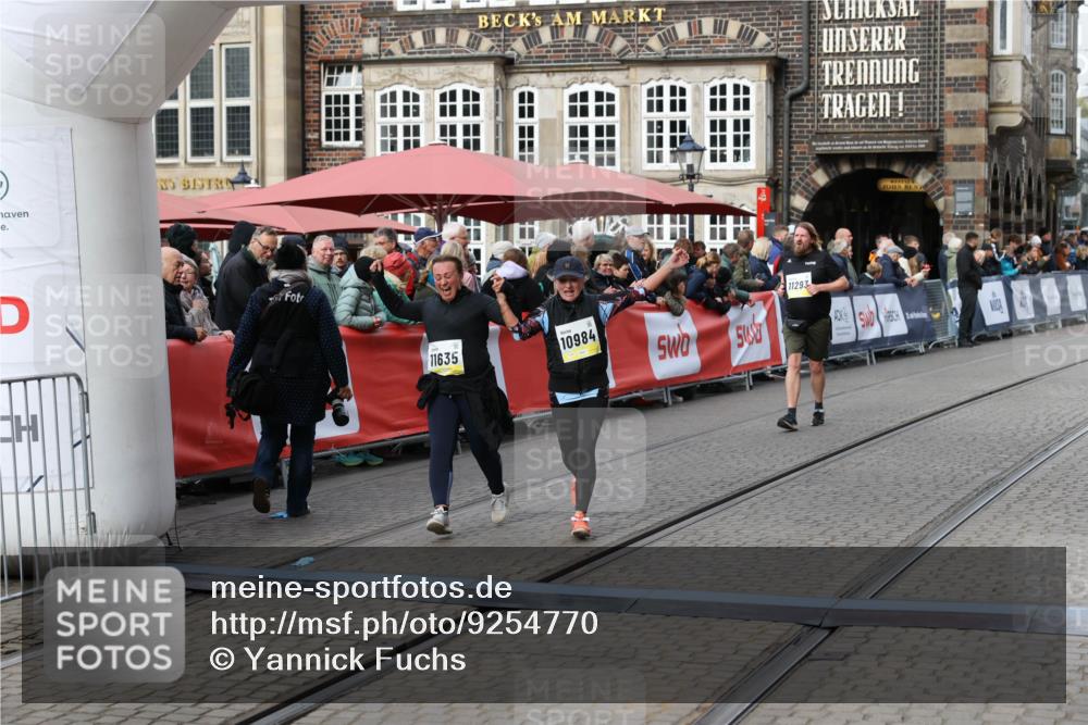 05.10.2025 - 20. swb-Marathon Bremen Yannick Fuchs http://msf.ph/oto/9254770 05.10.2025 11:15:16 Ziel 10647, 10984, 11107, 11293, 11635 meine-sportfotos.de