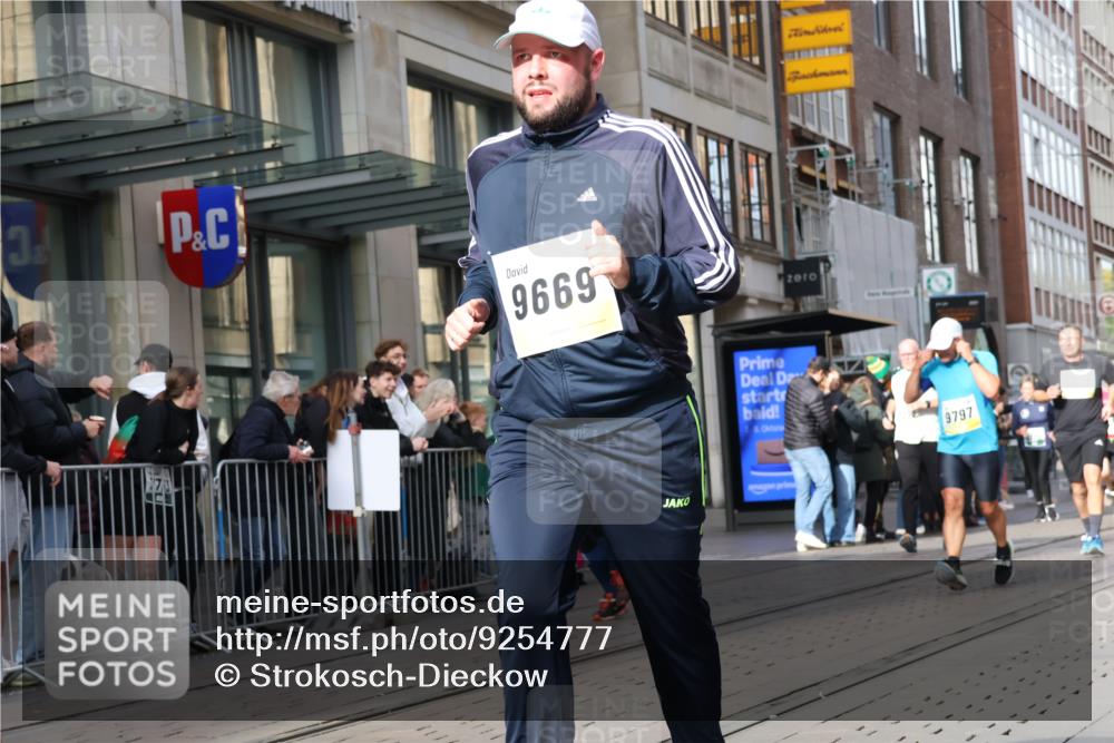 05.10.2025 - 20. swb-Marathon Bremen Strokosch-Dieckow http://msf.ph/oto/9254777 05.10.2025 10:56:43 Ziel 5172, 9231, 9314, 9451, 9489, 9577, 9669, 9797, 9937, 10069, 10105, 10293, 10397, 10545, 10867, 10917, 10924, 11138, 11168, 11202, 11274, 11434, 11435, 11566, 11596, 11686, 5172, 9231, 9314, 9451, 9489, 9577, 9669, 9797, 9937, 10069, 10105, 10293, 10397, 10545, 10867, 10917, 10924, 11138, 11168, 11202, 11274, 11434, 11435, 11566, 11596, 11686 meine-sportfotos.de