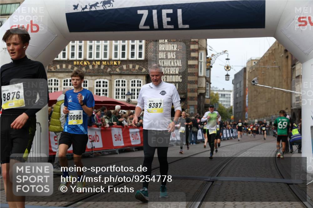 05.10.2025 - 20. swb-Marathon Bremen Yannick Fuchs http://msf.ph/oto/9254778 05.10.2025 10:46:07 Ziel 9397, 9500, 9876, 10090, 10688, 10773, 11513, 11617 meine-sportfotos.de