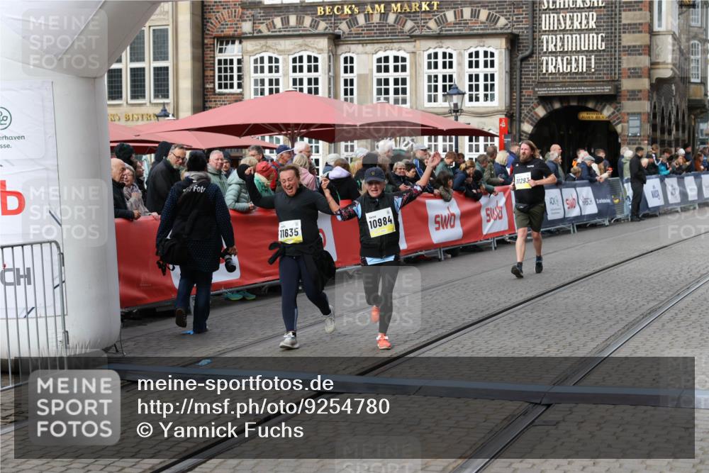 05.10.2025 - 20. swb-Marathon Bremen Yannick Fuchs http://msf.ph/oto/9254780 05.10.2025 11:15:16 Ziel 10647, 10984, 11107, 11293, 11635 meine-sportfotos.de