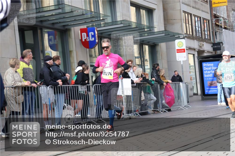 05.10.2025 - 20. swb-Marathon Bremen Strokosch-Dieckow http://msf.ph/oto/9254787 05.10.2025 10:56:44 Ziel 5172, 9231, 9314, 9451, 9489, 9577, 9669, 9797, 9937, 10069, 10105, 10293, 10397, 10545, 10867, 10917, 10924, 11138, 11168, 11202, 11274, 11434, 11435, 11566, 11596, 11686, 5172, 9231, 9314, 9451, 9489, 9577, 9669, 9797, 9937, 10069, 10105, 10293, 10397, 10545, 10867, 10917, 10924, 11138, 11168, 11202, 11274, 11434, 11435, 11566, 11596, 11686 meine-sportfotos.de