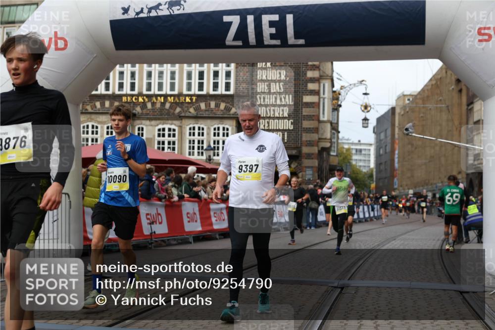 05.10.2025 - 20. swb-Marathon Bremen Yannick Fuchs http://msf.ph/oto/9254790 05.10.2025 10:46:07 Ziel 9397, 9500, 9876, 10090, 10688, 10773, 11513, 11617 meine-sportfotos.de