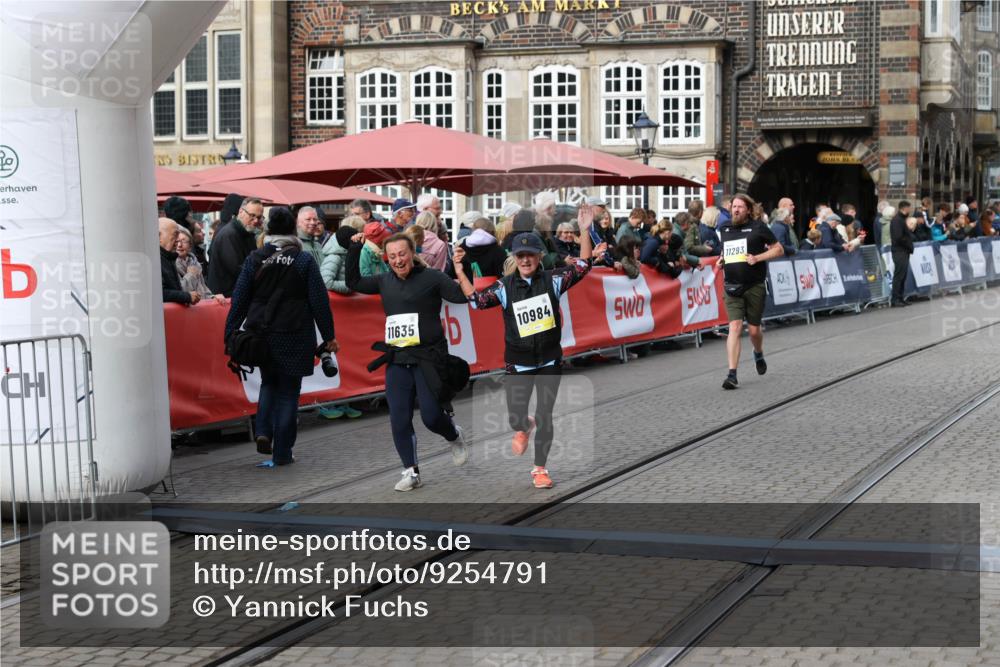 05.10.2025 - 20. swb-Marathon Bremen Yannick Fuchs http://msf.ph/oto/9254791 05.10.2025 11:15:16 Ziel 10647, 10984, 11107, 11293, 11635 meine-sportfotos.de