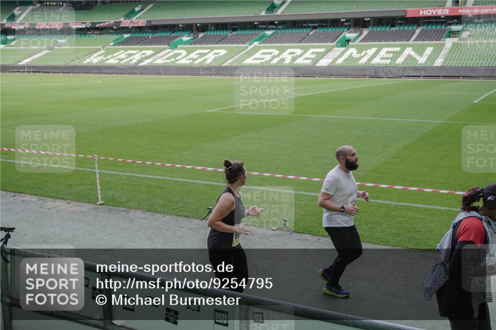 05.10.2025 - 20. swb-Marathon Bremen Michael Burmester http://msf.ph/oto/9254795 05.10.2025 10:43:01 Laufen im Stadion 8225, 9185, 9212, 9276, 9288, 9410, 9476, 9481, 9493, 9526, 9557, 9664, 9675, 9680, 9726, 9731, 9732, 9734, 9736, 9760, 9784, 9806, 9822, 9823, 9826, 9848, 9861, 9867, 9912, 9945, 9972, 9999, 10074, 10146, 10245, 10315, 10316, 10365, 10366, 10396, 10412, 10415, 10417, 10433, 10463, 10596, 10684, 10849, 10860, 10861, 10962, 10969, 11030, 11073, 11083, 11112, 11126, 11157, 11161, 11170, 11172, 11215, 11240, 11242, 11285, 11331, 11404, 11536, 9519, 9648 meine-sportfotos.de
