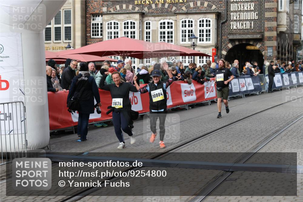 05.10.2025 - 20. swb-Marathon Bremen Yannick Fuchs http://msf.ph/oto/9254800 05.10.2025 11:15:16 Ziel 10647, 10984, 11107, 11293, 11635 meine-sportfotos.de
