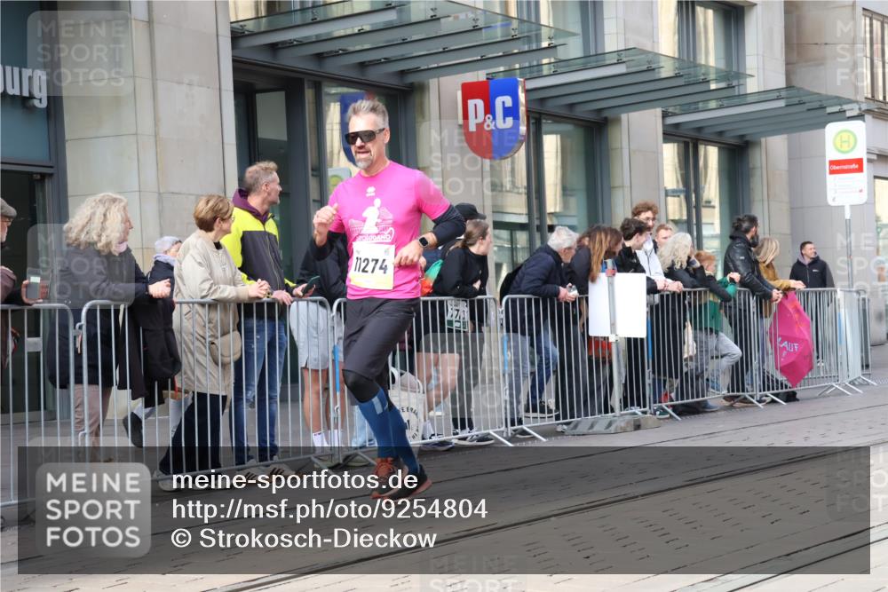 05.10.2025 - 20. swb-Marathon Bremen Strokosch-Dieckow http://msf.ph/oto/9254804 05.10.2025 10:56:44 Ziel 5172, 9231, 9314, 9451, 9489, 9577, 9669, 9797, 9937, 10069, 10105, 10293, 10397, 10545, 10867, 10917, 10924, 11138, 11168, 11202, 11274, 11434, 11435, 11566, 11596, 11686, 5172, 9231, 9314, 9451, 9489, 9577, 9669, 9797, 9937, 10069, 10105, 10293, 10397, 10545, 10867, 10917, 10924, 11138, 11168, 11202, 11274, 11434, 11435, 11566, 11596, 11686 meine-sportfotos.de