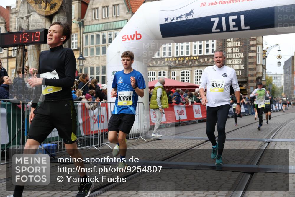 05.10.2025 - 20. swb-Marathon Bremen Yannick Fuchs http://msf.ph/oto/9254807 05.10.2025 10:46:08 Ziel 9397, 9500, 9876, 10090, 10688, 10773, 11074, 11513, 11617 meine-sportfotos.de