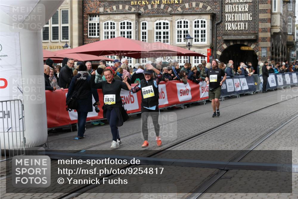 05.10.2025 - 20. swb-Marathon Bremen Yannick Fuchs http://msf.ph/oto/9254817 05.10.2025 11:15:16 Ziel 10647, 10984, 11107, 11293, 11635 meine-sportfotos.de