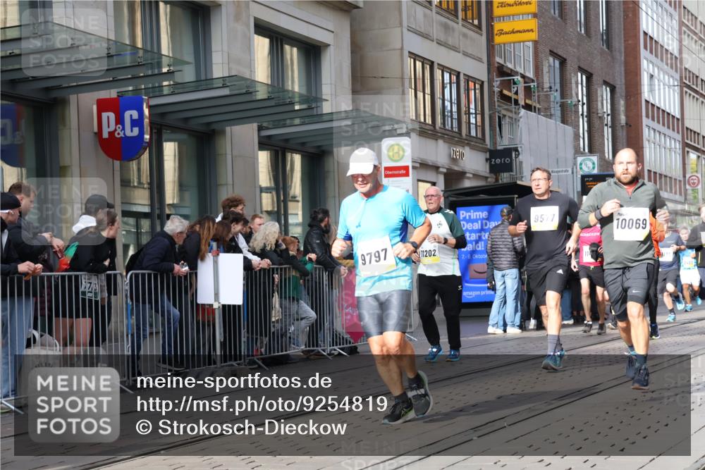 05.10.2025 - 20. swb-Marathon Bremen Strokosch-Dieckow http://msf.ph/oto/9254819 05.10.2025 10:56:45 Ziel 5172, 9231, 9314, 9451, 9489, 9577, 9669, 9797, 9937, 9947, 10069, 10105, 10293, 10397, 10545, 10657, 10867, 10917, 10924, 11015, 11138, 11168, 11202, 11274, 11434, 11435, 11566, 11596, 11686, 5172, 9231, 9314, 9451, 9489, 9577, 9669, 9797, 9937, 9947, 10069, 10105, 10293, 10397, 10545, 10657, 10867, 10917, 10924, 11015, 11138, 11168, 11202, 11274, 11434, 11435, 11566, 11596, 11686 meine-sportfotos.de
