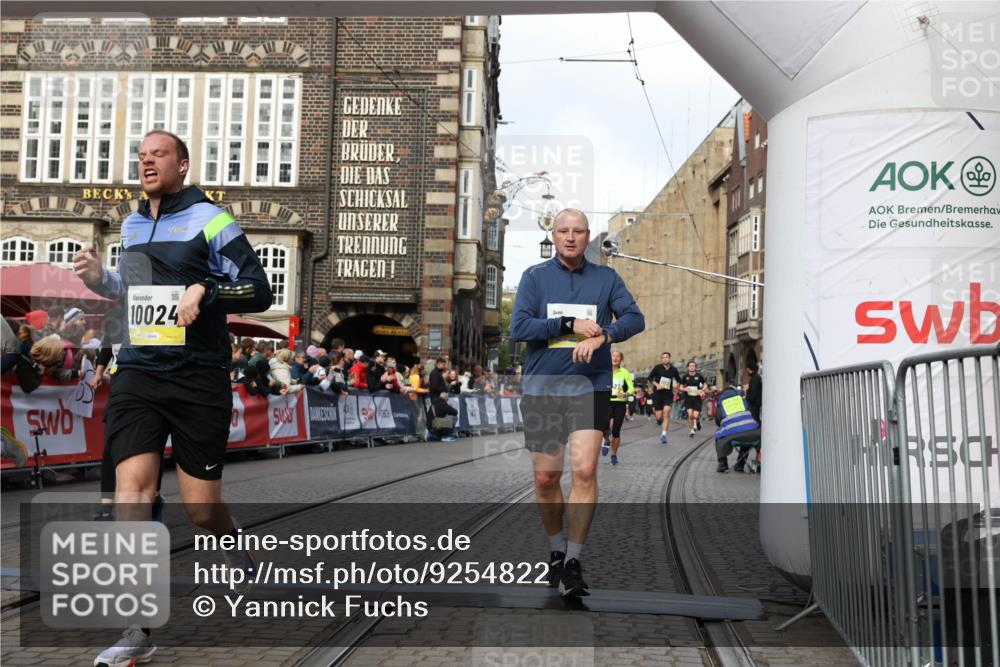 05.10.2025 - 20. swb-Marathon Bremen Yannick Fuchs http://msf.ph/oto/9254822 05.10.2025 10:54:58 Ziel 8326, 9282, 9295, 9436, 9560, 9591, 9754, 9776, 10024, 10232, 10233, 10487, 10609, 10770, 11163, 11276, 11373 meine-sportfotos.de