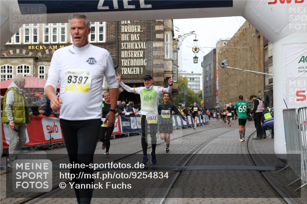 05.10.2025 - 20. swb-Marathon Bremen Yannick Fuchs http://msf.ph/oto/9254834 05.10.2025 10:46:09 Ziel 9397, 9500, 9876, 10090, 10688, 11074, 11513, 11617 meine-sportfotos.de