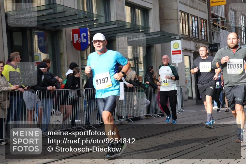 05.10.2025 - 20. swb-Marathon Bremen Strokosch-Dieckow http://msf.ph/oto/9254842 05.10.2025 10:56:46 Ziel 5172, 9231, 9292, 9314, 9450, 9451, 9489, 9577, 9669, 9797, 9937, 9947, 10069, 10105, 10169, 10293, 10397, 10545, 10657, 10867, 10917, 11015, 11138, 11168, 11202, 11274, 11434, 11435, 11566, 11596, 11686, 5172, 9231, 9292, 9314, 9450, 9451, 9489, 9577, 9669, 9797, 9937, 9947, 10069, 10105, 10169, 10293, 10397, 10545, 10657, 10867, 10917, 11015, 11138, 11168, 11202, 11274, 11434, 11435, 11566, 11596, 11686 meine-sportfotos.de