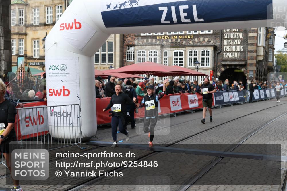05.10.2025 - 20. swb-Marathon Bremen Yannick Fuchs http://msf.ph/oto/9254846 05.10.2025 11:15:17 Ziel 10647, 10984, 11107, 11293, 11635 meine-sportfotos.de