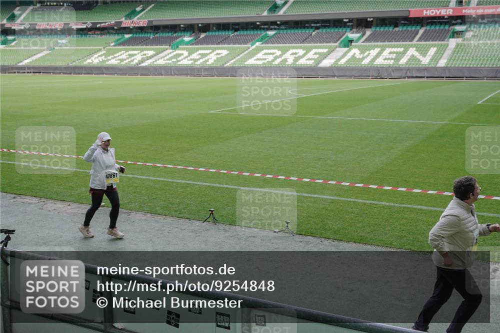 05.10.2025 - 20. swb-Marathon Bremen Michael Burmester http://msf.ph/oto/9254848 05.10.2025 10:43:04 Laufen im Stadion 8225, 9185, 9212, 9276, 9288, 9410, 9476, 9481, 9493, 9526, 9557, 9664, 9675, 9680, 9726, 9731, 9732, 9734, 9736, 9760, 9784, 9806, 9822, 9823, 9826, 9848, 9861, 9867, 9912, 9945, 9999, 10074, 10146, 10183, 10245, 10315, 10316, 10365, 10366, 10396, 10399, 10412, 10415, 10417, 10433, 10463, 10596, 10684, 10849, 10860, 10861, 10962, 10969, 11030, 11073, 11083, 11112, 11113, 11157, 11161, 11170, 11172, 11215, 11240, 11242, 11285, 11331, 11404, 11536, 9519, 9648, 9972 meine-sportfotos.de