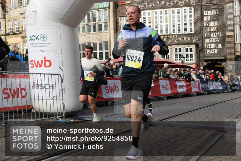 05.10.2025 - 20. swb-Marathon Bremen Yannick Fuchs http://msf.ph/oto/9254850 05.10.2025 10:54:59 Ziel 8326, 9436, 9560, 9754, 9776, 10024, 10232, 10233, 10487, 10609, 10770, 11163, 11276, 11373 meine-sportfotos.de