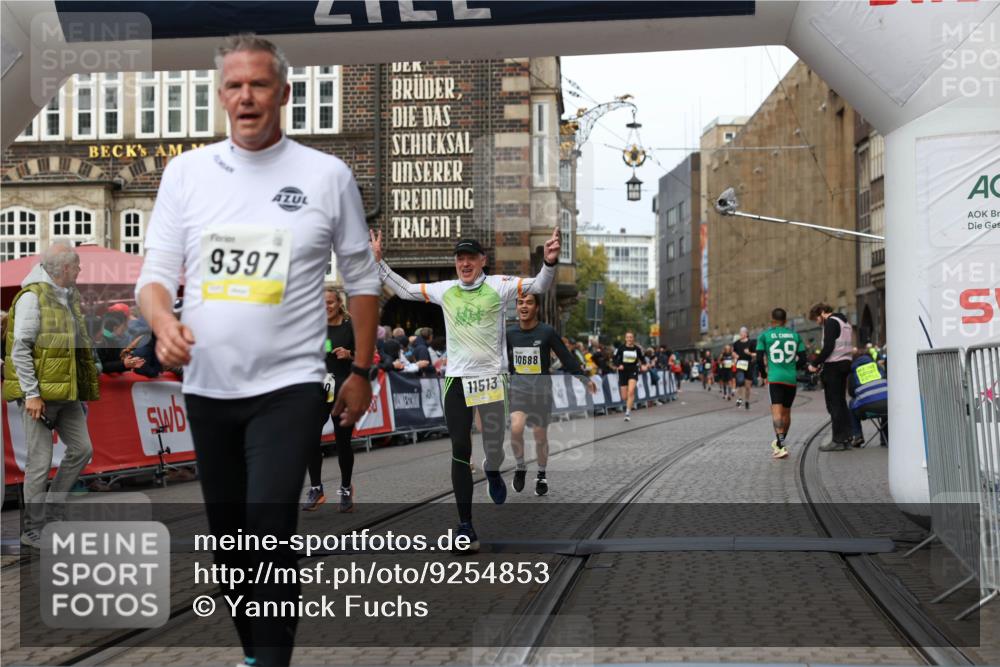 05.10.2025 - 20. swb-Marathon Bremen Yannick Fuchs http://msf.ph/oto/9254853 05.10.2025 10:46:09 Ziel 9397, 9500, 9876, 10090, 10688, 11074, 11513, 11617 meine-sportfotos.de