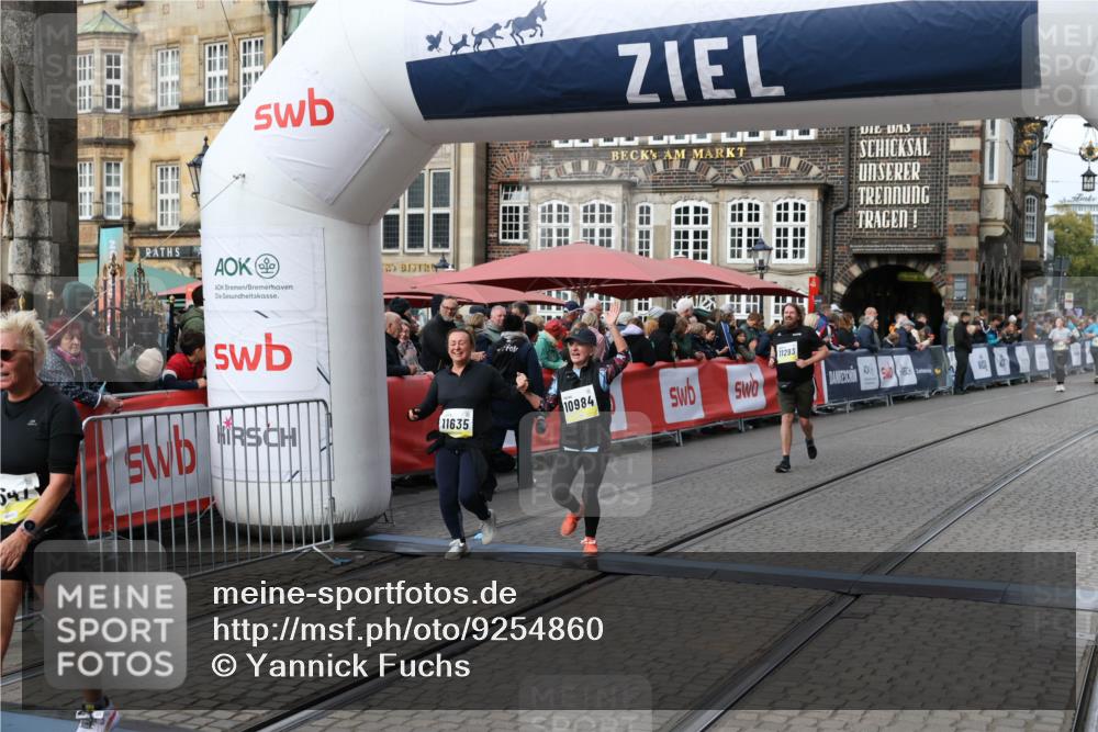 05.10.2025 - 20. swb-Marathon Bremen Yannick Fuchs http://msf.ph/oto/9254860 05.10.2025 11:15:17 Ziel 10647, 10984, 11107, 11293, 11635 meine-sportfotos.de