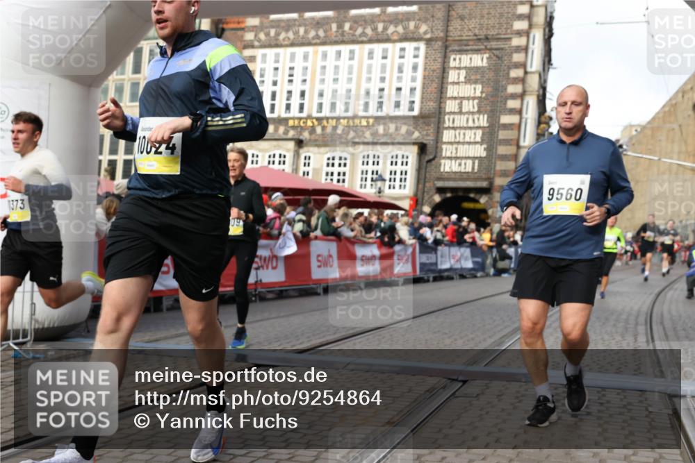 05.10.2025 - 20. swb-Marathon Bremen Yannick Fuchs http://msf.ph/oto/9254864 05.10.2025 10:54:59 Ziel 8326, 9436, 9560, 9754, 9776, 10024, 10232, 10233, 10487, 10609, 10770, 11163, 11276, 11373 meine-sportfotos.de
