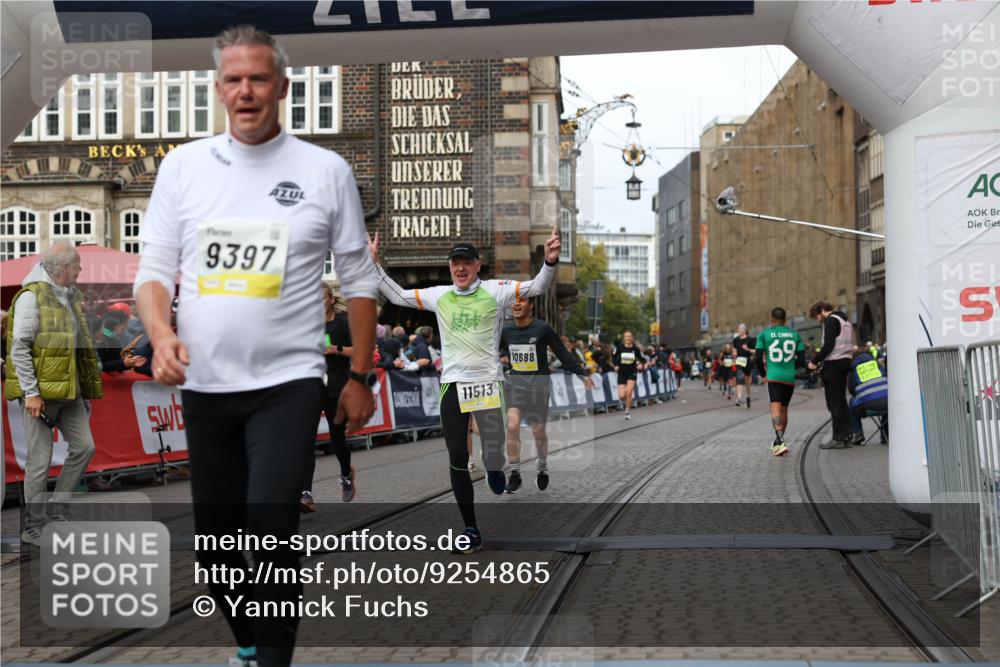05.10.2025 - 20. swb-Marathon Bremen Yannick Fuchs http://msf.ph/oto/9254865 05.10.2025 10:46:09 Ziel 9397, 9500, 9876, 10090, 10688, 11074, 11513, 11617 meine-sportfotos.de