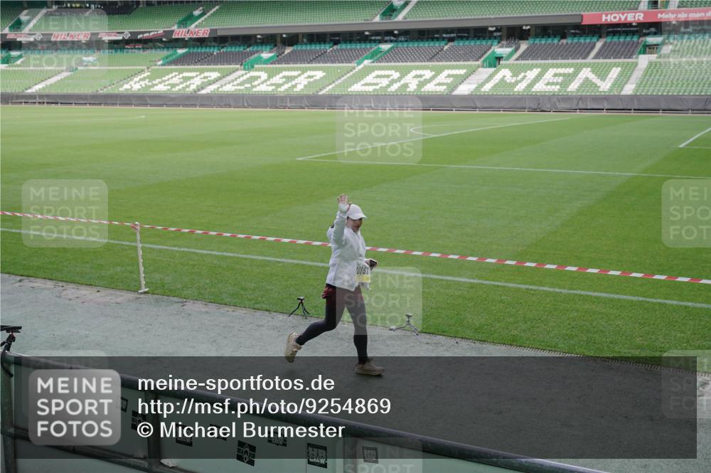 05.10.2025 - 20. swb-Marathon Bremen Michael Burmester http://msf.ph/oto/9254869 05.10.2025 10:43:05 Laufen im Stadion 8225, 9185, 9212, 9276, 9288, 9410, 9476, 9481, 9493, 9526, 9557, 9664, 9675, 9680, 9726, 9731, 9732, 9734, 9736, 9760, 9784, 9806, 9822, 9823, 9826, 9848, 9861, 9867, 9912, 9945, 9999, 10074, 10146, 10183, 10245, 10315, 10316, 10365, 10366, 10396, 10399, 10412, 10415, 10417, 10433, 10463, 10596, 10684, 10849, 10860, 10861, 10962, 10969, 11030, 11073, 11083, 11112, 11113, 11157, 11161, 11170, 11172, 11215, 11240, 11242, 11285, 11331, 11404, 11536, 9519, 9648, 9972 meine-sportfotos.de