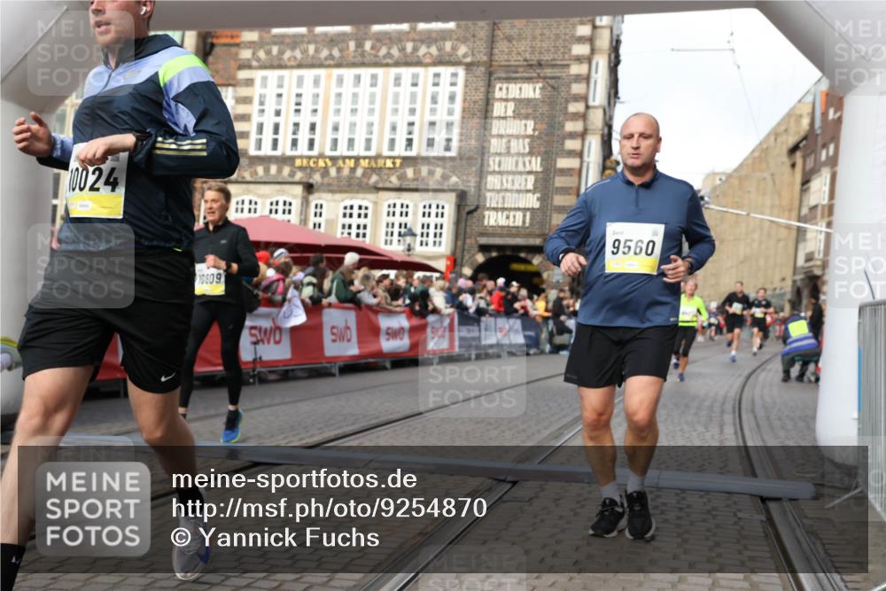 05.10.2025 - 20. swb-Marathon Bremen Yannick Fuchs http://msf.ph/oto/9254870 05.10.2025 10:54:59 Ziel 8326, 9436, 9560, 9754, 9776, 10024, 10232, 10233, 10487, 10609, 10770, 11163, 11276, 11373 meine-sportfotos.de
