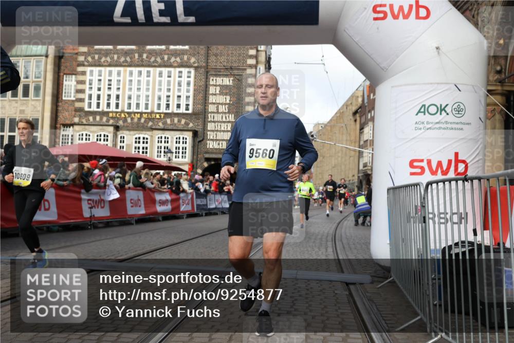 05.10.2025 - 20. swb-Marathon Bremen Yannick Fuchs http://msf.ph/oto/9254877 05.10.2025 10:54:59 Ziel 8326, 9436, 9560, 9754, 9776, 10024, 10232, 10233, 10487, 10609, 10770, 11163, 11276, 11373 meine-sportfotos.de
