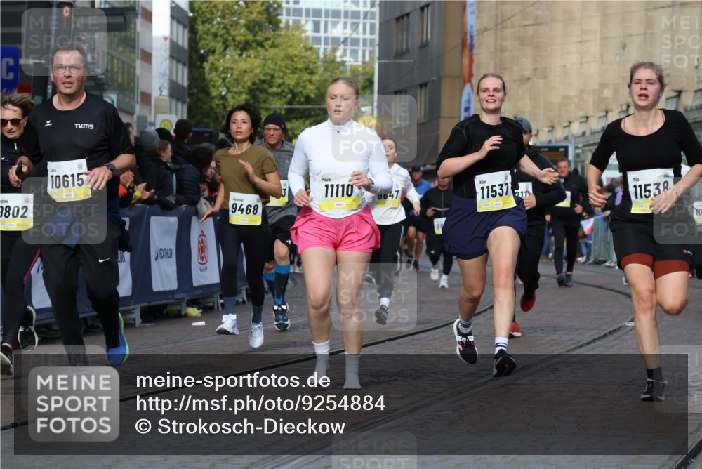 05.10.2025 - 20. swb-Marathon Bremen Strokosch-Dieckow http://msf.ph/oto/9254884 05.10.2025 11:02:28 Ziel 9468, 9647, 9707, 9802, 9839, 10033, 10595, 10598, 10615, 11110, 11160, 11537, 11538, 11711 meine-sportfotos.de