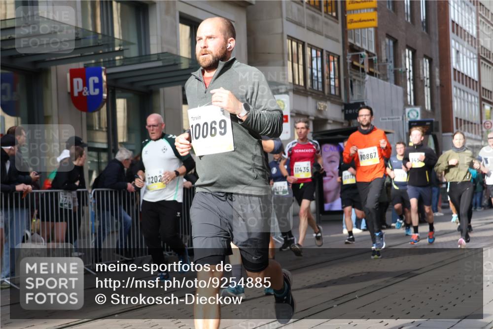 05.10.2025 - 20. swb-Marathon Bremen Strokosch-Dieckow http://msf.ph/oto/9254885 05.10.2025 10:56:47 Ziel 5172, 9231, 9292, 9314, 9450, 9451, 9489, 9577, 9797, 9844, 9937, 9947, 10069, 10105, 10169, 10293, 10397, 10545, 10657, 10867, 10917, 11015, 11138, 11168, 11202, 11434, 11435, 11566, 11596, 11686, 5172, 9231, 9292, 9314, 9450, 9451, 9489, 9577, 9797, 9844, 9937, 9947, 10069, 10105, 10169, 10293, 10397, 10545, 10657, 10867, 10917, 11015, 11138, 11168, 11202, 11434, 11435, 11566, 11596, 11686 meine-sportfotos.de